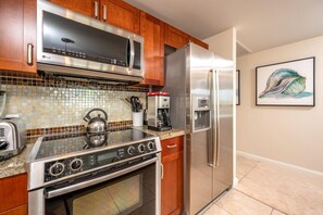 Kühlschrank, Mikrowelle, Ofen, Geschirrspüler