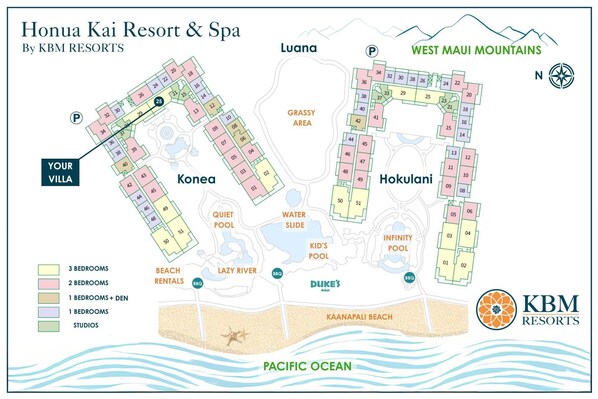Mapa del complejo turístico con los números de las villas, servicios como piscinas y barbacoas, y zonas identificadas como 'Kona' y 'Hokulani'.
