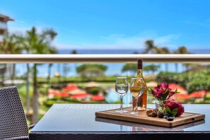 Outdoor dining - Honua Kai Hokulani | 3 Free Rental Cars | KBM Resorts | Studio Value Price | 3 Units, 5 Bedrooms | ML-1321 (Lahaina)