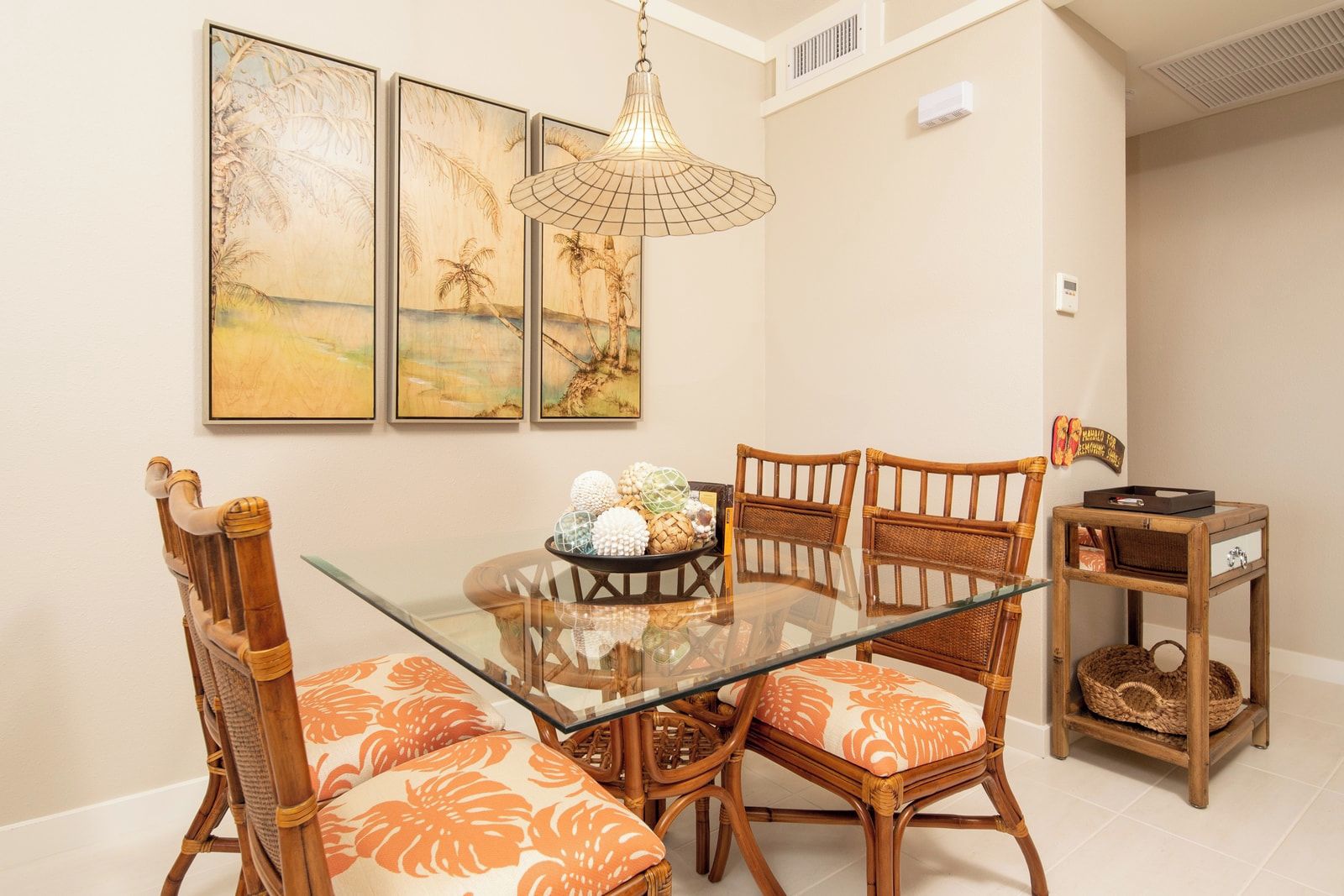 This chic dining nook is ready for pancakes, poker nights, and everything in between! KGV-19T1