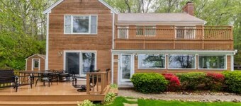 Waterfront Mashpee 5Bed/3Bath house with AC and WiFi w/ Private Beach