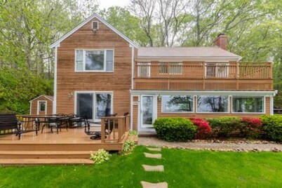 Waterfront Mashpee 5Bed/3Bath house with AC and WiFi w/ Private Beach