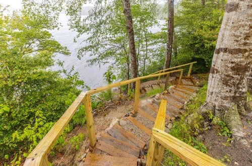 Waterfront Mashpee 5Bed/3Bath house with AC and WiFi w/ Private Beach