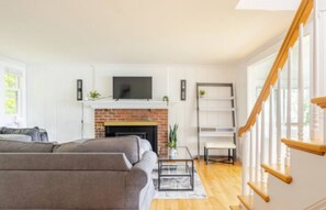 Smart TV, fireplace