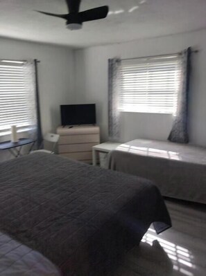 1 bedroom, iron/ironing board, WiFi, bed sheets - Charming studio with AC, WiFi in lovely Lauderdale Lakes (Lauderdale Lakes)