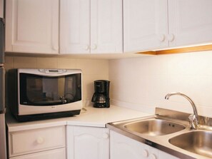 Fridge, microwave, cookware/dishes/utensils - Apartment Wendy by Interhome (Santa Maria Navarrese)