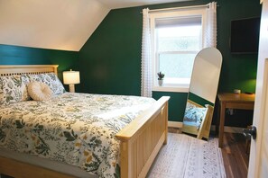 2 soverom, skrivebord, strykejern/-brett og reiseseng for barn