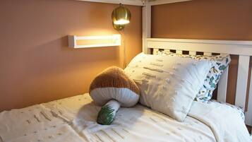 2 makuuhuonetta, työpöytä, silitysrauta/-lauta, vauvan matkasänky