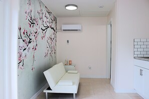 Smart TV - Cherry Blossom Suite (Tampa)