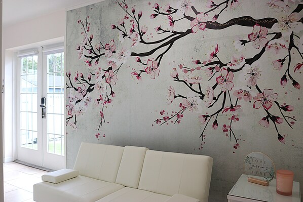Smart TV - Cherry Blossom Suite (Tampa)