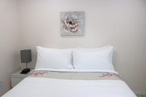 1 bedroom, iron/ironing board, WiFi, bed sheets - Cherry Blossom Suite (Tampa)