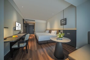 Tomannsrom – premier | Dundyner, memory foam-senger, safe på rommet og skrivebord