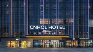 CNHOL-hotellet, som känns igen på sin stora skylt, har även ett Starbucks-kafé och en 7-Eleven-butik.