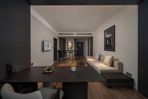 Exclusive Suite | Living area | 42-inch LCD TV with cable channels - CNHOL RADIENT HOTEL Dongguan Humen (Dongguan)