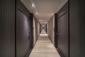 Down comforters, in-room safe, desk, laptop workspace - CNHOL RADIENT HOTEL Dongguan Humen (Dongguan)