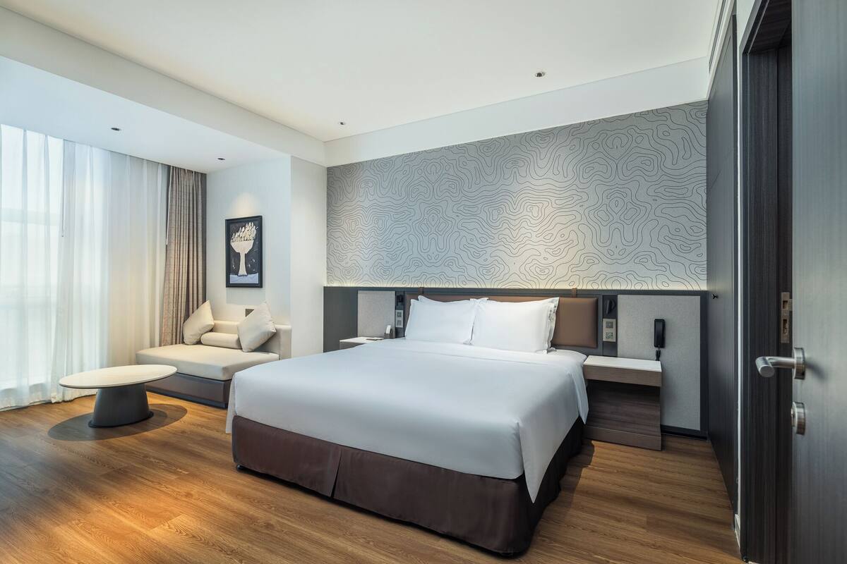 Premier Süit | Kuştüyü yorgan, memory foam (visko elastik) yatak, odada kasa, masa 