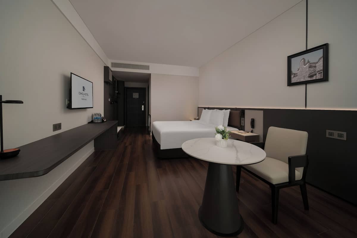 Habitación doble exclusiva | Edredón, caja de seguridad en la habitación y escritorio