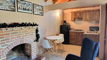 Mikroaaltouuni, kahvin-/teenkeitin, keittoastiat/astiat/ruokailuvälineet