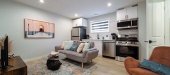 Steamy Romantic Basement Suite•King Bed•Wifi•Netflix