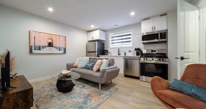 Steamy Romantic Basement Suite•King Bed•Wifi•Netflix
