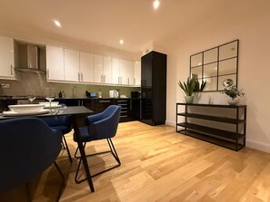 Kylskåp, mikrovågsugn, ugn och spishäll