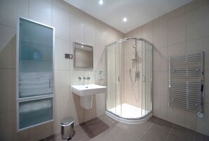 Ducha, secador de pelo, toallas y jabón