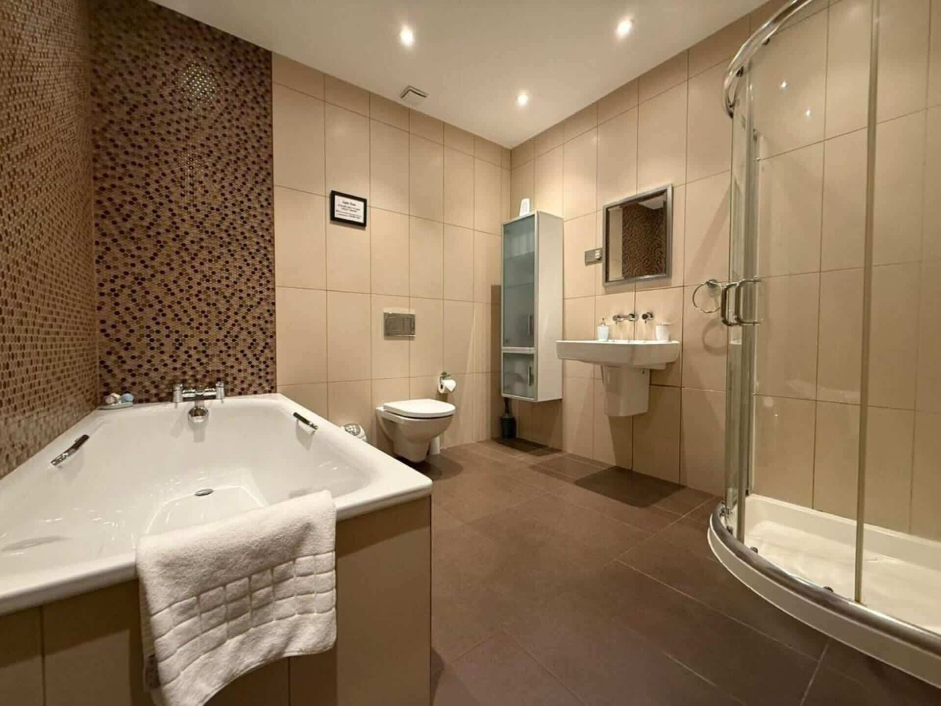 Een douche, een haardroger, shampoo