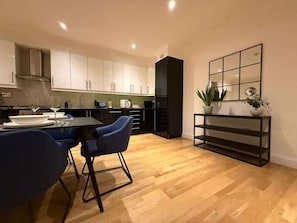 Coffee/tea maker, fridge, microwave, oven - Huge 90 sqm 2 BR Apartment in Shoreditch Sleeps 5 (Greater London)