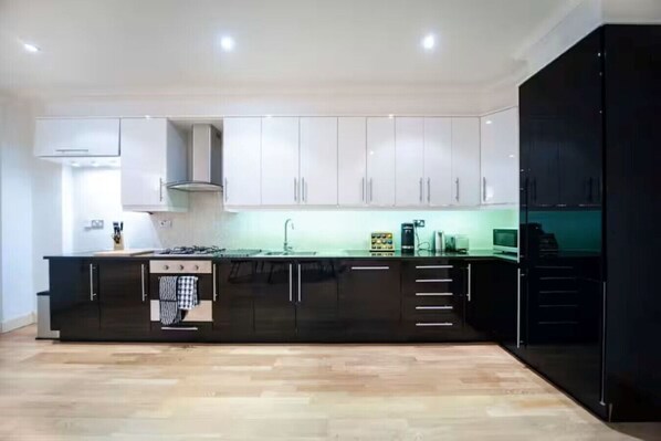 Frigorífico, microondas, horno y placa de cocina