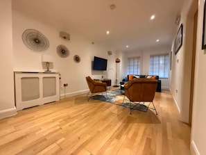 Smart TV, offices - Huge 90 sqm 2 BR Apartment in Shoreditch Sleeps 5 (Greater London)