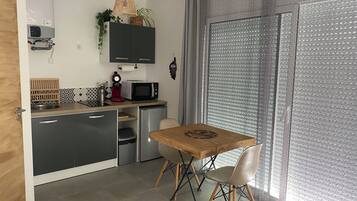 KĂŒhlschrank, Mikrowelle, Herdplatte, Wasserkocher mit Kaffee-/Teezubehör