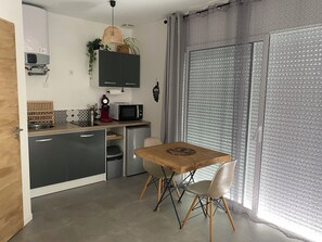 Fridge, microwave, stovetop, coffee/tea maker - Air-conditioned mini villa (Bastelicaccia)