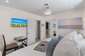 4 bedrooms, desk, iron/ironing board, free WiFi - Stunning 4BR w/ Pool & Games! (Fort Lauderdale)