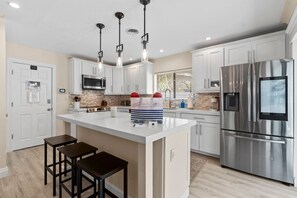 Geladeira, micro-ondas, fogão, cooktop