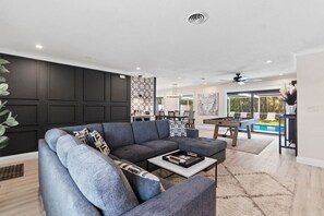 Smart-TV, Kamin, Bücher