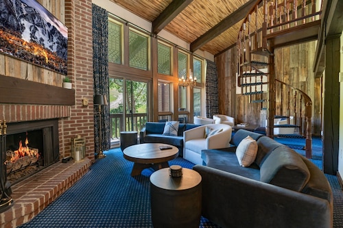 3BR 3BA Ski-In/Out Penthouse, Hot Tub, Mtn Views!