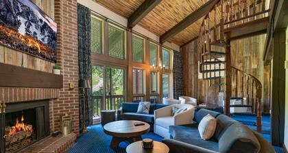 3BR 3BA Ski-In/Out Penthouse, Hot Tub, Mtn Views!