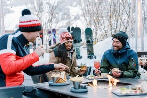 Outdoor dining - 3BR Penthouse, Hot Tub, Mtn Views! Hiking Trails! (Snowmass Village)