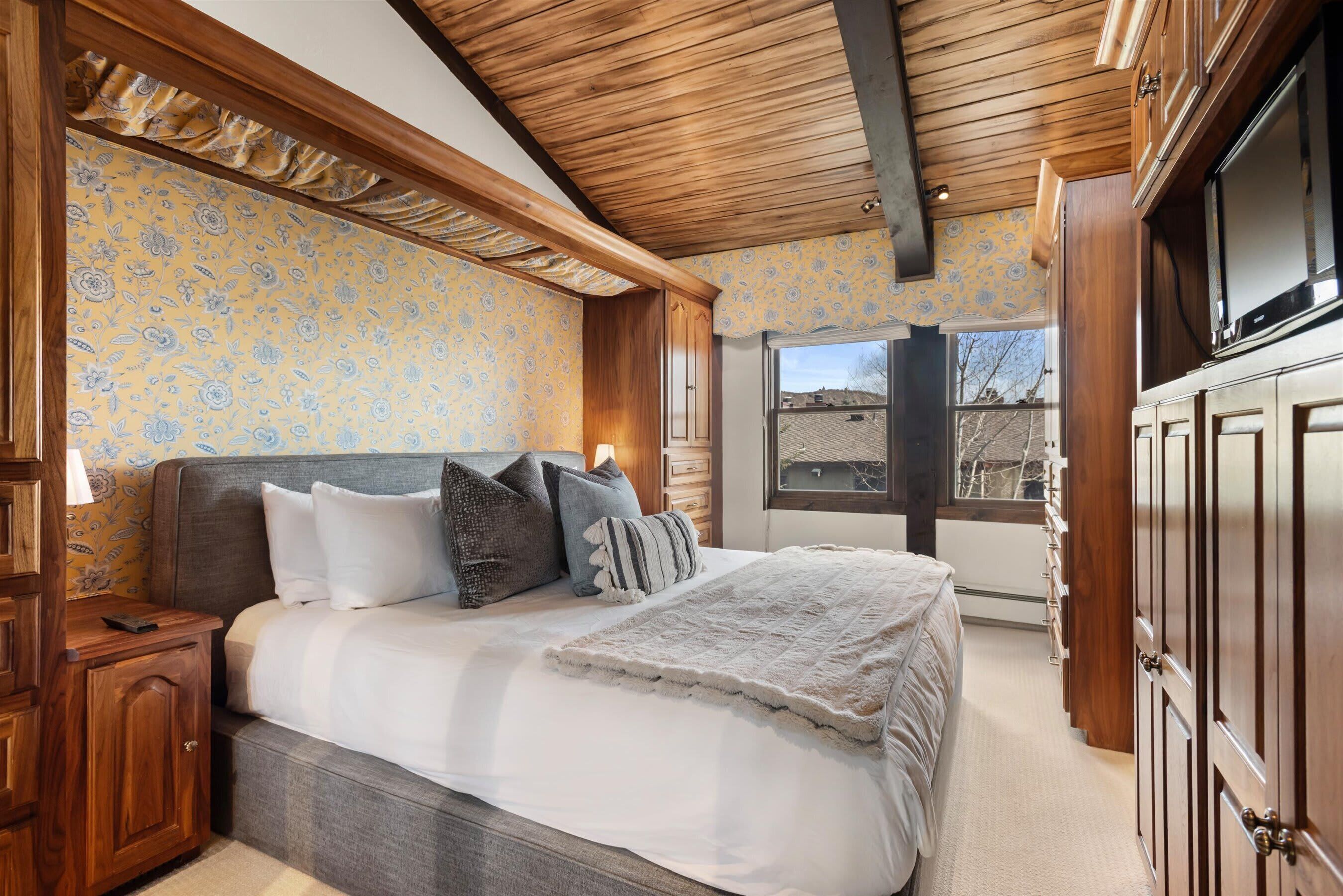 3 bedrooms, iron/ironing board, travel crib, WiFi