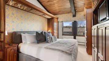 3 bedrooms, iron/ironing board, travel crib, WiFi