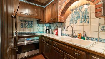 Kylskåp, mikrovågsugn, ugn och spishäll