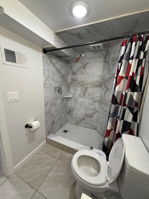 Secador de cabelo, bidê, toalhas de banho, sabonete