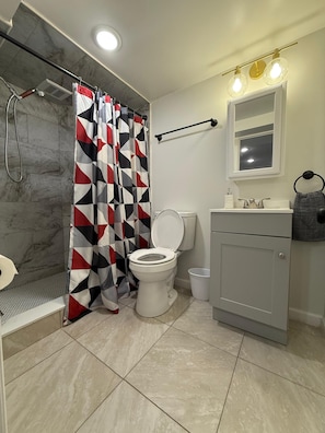 SĂšche-cheveux, bidet, serviettes fournies, savon