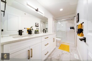 淋浴设施、吹风机、毛巾、肥皂