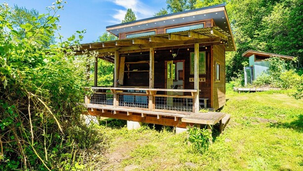 A wooden cabin with a balcony, surrounded by greenery. - Artist's farm house children loft m/s Redmond, Seattle (Duvall)
