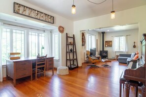 Älytelevisio, takka, kirjoja