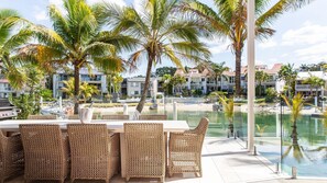 تناول الطعام بالخارج