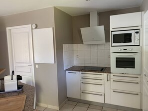 Kylskåp, mikrovågsugn, ugn och diskmaskin