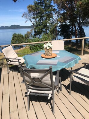 Outdoor dining - Private Island with Executive-Class Cottage with stunning ocean views (Gulf Islands)
