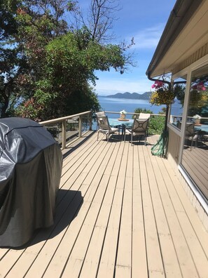 Outdoor dining - Private Island with Executive-Class Cottage with stunning ocean views (Gulf Islands)